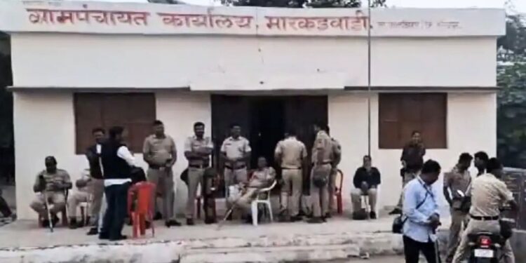 मोठी बातमी ! मारकडवाडी बॅलेटपेपर मतदान प्रकरण ; 17 जणांसह 200 ग्रामस्थांविरोधात माळशिरस तालुक्यातील नातेपुते पोलीस ठाण्यात गुन्हे दाखल, राज्याच्या राजकीय वर्तुळात खळबळ