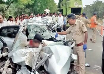 मोठी बातमी ! कार व मळणी यंत्र वाहनांच्या झालेल्या भीषण अपघातात पाच जण जागीच ठार ; मुलगी पाहण्याचा कार्यक्रम आटोपून परतत असताना काळाचा घाला