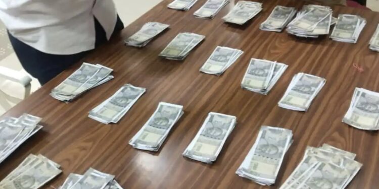मोठी बातमी ! पंढरपुरात तब्बल 10 लाख रुपयांच्या बनावट नोटा जप्त, दोघांना ठोकल्या बेड्या, पंढरपूर पोलिसांची मोठी कारवाई ; बनावट नोटांचा पर्दाफाश झाल्याने पंढरपुरात खळबळ