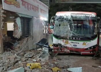 राज्य परिवहन महामंडळाची इलेक्ट्रिक बस सुरु करताच मोठा आवाज झाला आणि बस थेट बसस्थानकात शिरली ; एका महिलेचा मृत्यू तर एक प्रवासी गंभीर जखमी ; बसचालक पोलिसांच्या ताब्यात
