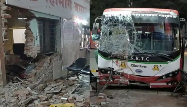 राज्य परिवहन महामंडळाची इलेक्ट्रिक बस सुरु करताच मोठा आवाज झाला आणि बस थेट बसस्थानकात शिरली ; एका महिलेचा मृत्यू तर एक प्रवासी गंभीर जखमी ; बसचालक पोलिसांच्या ताब्यात
