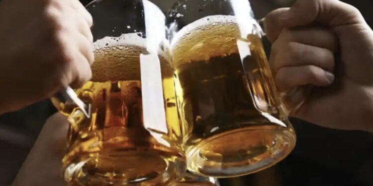 करा जल्लोष ! थर्टी फर्स्टला तळीरामांची होणार चांदी, पहाटेपर्यंत मिळणार दारू ; नववर्षाचे स्वागत करणाऱ्या उत्साही लोकांच्या आनंदात भर, शासनाचा नवा आदेश नेमका काय आहे?