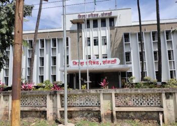 धक्कादायक ! बदलीसाठी मुख्य कार्यकारी अधिकाऱ्यांसमोर शिक्षिकेचा आकांडतांडव, जिल्हा परिषदेच्या इमारतीवरुन उडी टाकण्याची दिली धमकी ; शिक्षिकेविरोधात पोलिसात गुन्हा दाखल