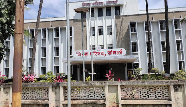 धक्कादायक ! बदलीसाठी मुख्य कार्यकारी अधिकाऱ्यांसमोर शिक्षिकेचा आकांडतांडव, जिल्हा परिषदेच्या इमारतीवरुन उडी टाकण्याची दिली धमकी ; शिक्षिकेविरोधात पोलिसात गुन्हा दाखल