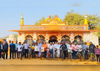 कौतुकास्पद ! रस्त्यावरील अपघात कमी करण्यासाठी मंगळवेढ्याच्या वारी परिवार सायकल क्लबचे रस्ता सुरक्षा अभियान ; मरवडे व हुलजंती गावात केली जनजागृती