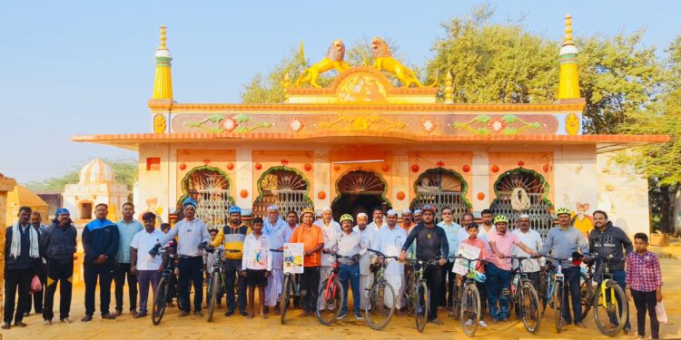 कौतुकास्पद ! रस्त्यावरील अपघात कमी करण्यासाठी मंगळवेढ्याच्या वारी परिवार सायकल क्लबचे रस्ता सुरक्षा अभियान ; मरवडे व हुलजंती गावात केली जनजागृती