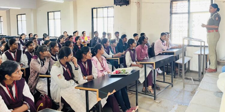 आपली सुरक्षितता आपल्या हाती ! मंगळवेढा येथील श्री संत दामाजी महाविद्यालयात रेझिंग डे सप्ताहानिमित्त निर्भया पथक प्रमुख पोलीस उपनिरीक्षक स्नेहल चव्हाण यांनी केले समुपदेशन