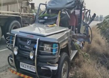 भीषण अपघात ! सोलापूर पुणे हायवेवर क्रुझर गाडीची उसाच्या ट्रॅक्टरला पाठीमागून जोरदार धडक ; एकाचा मृत्यू तर पाचजण जखमी, जखमींवर रुग्णालयात उपचार सुरु