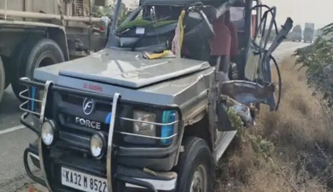 भीषण अपघात ! सोलापूर पुणे हायवेवर क्रुझर गाडीची उसाच्या ट्रॅक्टरला पाठीमागून जोरदार धडक ; एकाचा मृत्यू तर पाचजण जखमी, जखमींवर रुग्णालयात उपचार सुरु