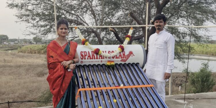 सांगण्याजोगे ! लाडक्या मुलाचा वाढदिवस साजरा केला मतिमंद व मूकबधिर मुलांसमवेत, मूकबधिर शाळेला भेट दिला सोलर वॉटर हीटर ; माचणूर येथील युवा उद्योजक सुरज डोके यांनी जपली सामाजिक बांधिलकी