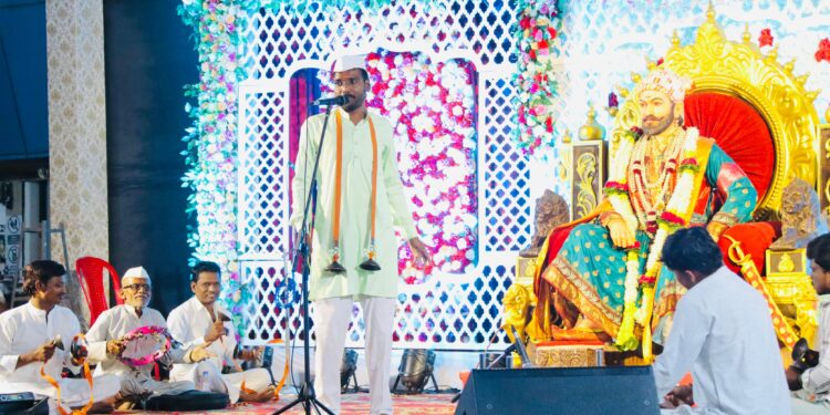 व्यसनाच्या आहारी जाऊन भरकटलेल्या तरुणांना संत विचारांची गरज : भारूडकार संदीप मोहिते, जुगलबंदी भारूडातून समाज प्रबोधन