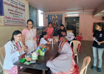 सिंहगड अभियांत्रिकी महाविद्यालय पंढरपूर यांचेवतीने खेडभाळवणी येथे आयोजित केलेल्या विशेष श्रमसंस्कार शिबीरामध्ये महिलांची मोफत आरोग्य तपासणी