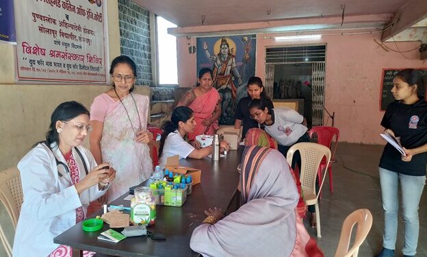 सिंहगड अभियांत्रिकी महाविद्यालय पंढरपूर यांचेवतीने खेडभाळवणी येथे आयोजित केलेल्या विशेष श्रमसंस्कार शिबीरामध्ये महिलांची मोफत आरोग्य तपासणी