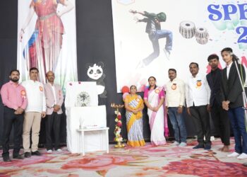 मंगळवेढा येथील उदयसिंह मोहिते पाटील इंग्लिश मिडियम प्रशालेत SPECTRA 2K25 वार्षिक स्नेहसंमेलन मोठ्या उत्साहात संपन्न ; प्रा. शोभा काळुंगे, डॉ. पुष्पांजली शिंदे, डॉ. अरुणकुमार महिंद्रकर, डॉ. महेश कोनळळी, डॉ. बिभीषण रणदिवे, डॉ. नंदकुमार शिंदे यांची उपस्थिती