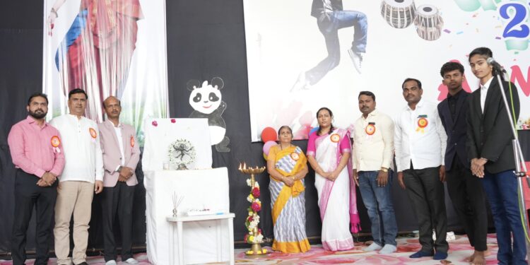 मंगळवेढा येथील उदयसिंह मोहिते पाटील इंग्लिश मिडियम प्रशालेत SPECTRA 2K25 वार्षिक स्नेहसंमेलन मोठ्या उत्साहात संपन्न ; प्रा. शोभा काळुंगे, डॉ. पुष्पांजली शिंदे, डॉ. अरुणकुमार महिंद्रकर, डॉ. महेश कोनळळी, डॉ. बिभीषण रणदिवे, डॉ. नंदकुमार शिंदे यांची उपस्थिती