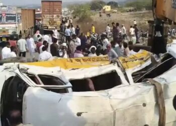 सोलापूर टेंभुर्णी महामार्गावर मोहोळ नजीक कंटेनर व मिनी बसचा भीषण अपघात ; अपघातात तिघांचा मृत्यू तर पंधरा प्रवासी गंभीर जखमी, जखमींवर रुग्णालयात उपचार सुरू