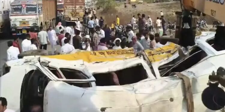 सोलापूर टेंभुर्णी महामार्गावर मोहोळ नजीक कंटेनर व मिनी बसचा भीषण अपघात ; अपघातात तिघांचा मृत्यू तर पंधरा प्रवासी गंभीर जखमी, जखमींवर रुग्णालयात उपचार सुरू