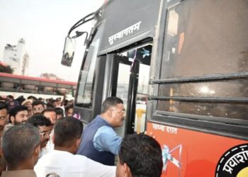 परिवहनमंत्री प्रताप सरनाईक यांचा सोलापूर ते धाराशिव एसटी बसने प्रवास ; महामंडळाकडून परिवहन मंत्र्यांच्या दिमतीला नवीकोरी बस, सोलापूर बसस्थानकही झाले चकाचक