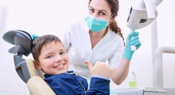 रोटरी क्लब ऑफ मंगळवेढा सिटीच्या वतीने आज मंगळवेढा तालुक्यातील 1000 शालेय विद्यार्थ्यांची मोफत दंतरोग तपासणी : प्रेसिडेंट रोटे. अमोल रत्नपारखी