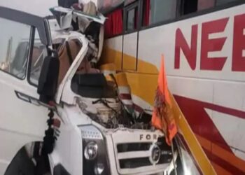 भीषण अपघात ! प्रयागराज येथे कुंभमेळ्यासाठी गेलेल्या भाविकांच्या गाडीला भीषण अपघात ; 4 जणांचा मृत्यू तर 19 जखमी, मयत व जखमी महाराष्ट्राच्या ‘या’ जिल्ह्यातील रहिवासी