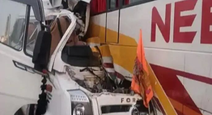 भीषण अपघात ! प्रयागराज येथे कुंभमेळ्यासाठी गेलेल्या भाविकांच्या गाडीला भीषण अपघात ; 4 जणांचा मृत्यू तर 19 जखमी, मयत व जखमी महाराष्ट्राच्या ‘या’ जिल्ह्यातील रहिवासी