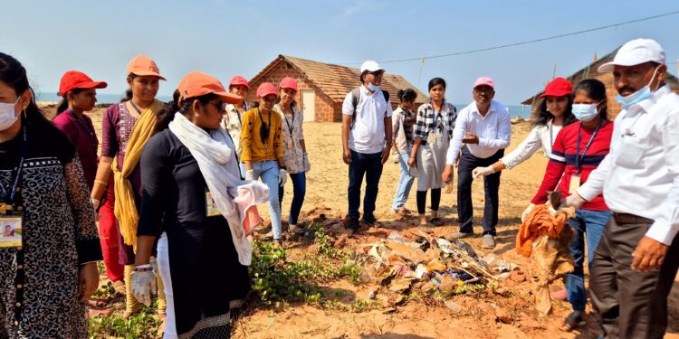 मंगळवेढा येथील श्री संत दामाजी महाविद्यालयाच्या शैक्षणिक अभ्यास सहलीमध्ये विद्यार्थी व प्राध्यापकांनी केली गडकिल्ल्यांची स्वच्छता : प्रा. डॉ. जावेद तांबोळी
