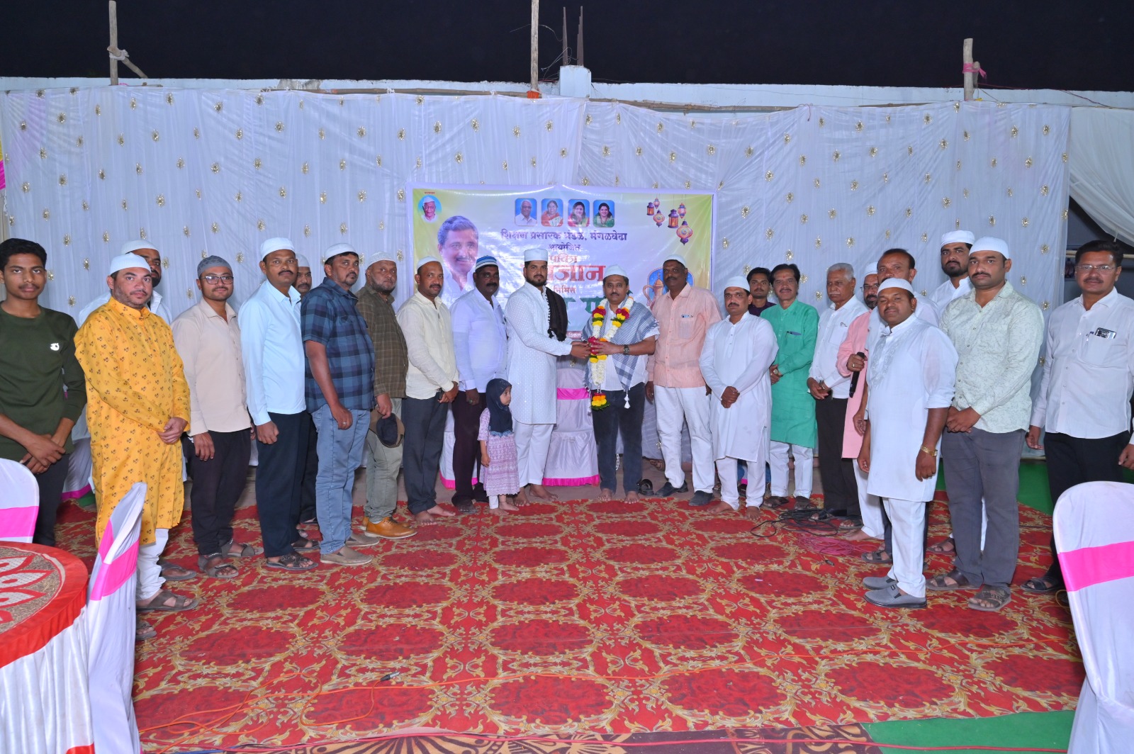 शिक्षण प्रसारक मंडळ मंगळवेढा संस्थेकडून इंग्लिश स्कूल येथे मुस्लिम बांधवांसाठी इफ्तार पार्टी संपन्न ; शहरातील मुस्लिम बांधव मोठ्या संख्येने सहभागी