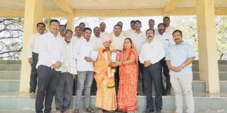 सांगण्याजोगे ! स्मशानभूमीत संसार थाटून मृतदेहाची सेवा करणाऱ्या अनुराधा उप्पेवाड यांचा सन्मान ; स्मशानभूमीत महिला दिन साजरा करीत मंगळवेढ्याच्या वारी परिवाराने समाजासमोर ठेवला नवा आदर्श