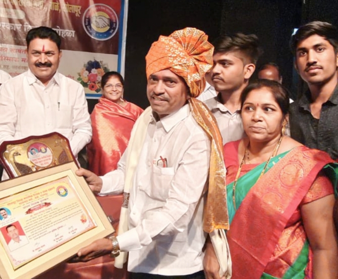 सोलापूर जिल्हा माध्यमिक शिक्षक व सेवक पतसंस्थेचा जिल्हास्तरीय आदर्श शिक्षक पुरस्कार शरद पवार विद्यालयातील शिक्षक भारत रायबान यांना प्रदान