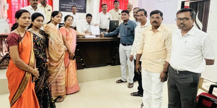 कनिष्ठ महाविद्यालयीन शिक्षकांच्या समस्या व विविध मागण्यासंदर्भात श्री संत दामाजी महाविद्यालयीन शिक्षक संघटनेच्या वतीने मंगळवेढा तहसीलदारांना निवेदन ; शिक्षकांच्या मागण्यासंदर्भात चर्चा