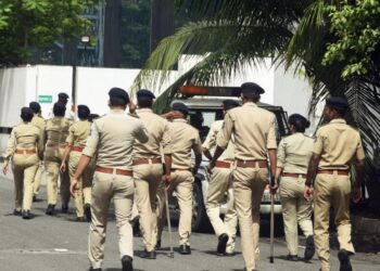 मोठी बातमी ! बीड पोलीस ॲक्शन मोडवर, मुंडेंवर लावला 1981 चा कायदा, गावगुंडांना भरली धडकी ; पोलीस अधीक्षक व जिल्हाधिकाऱ्यांच्या संयुक्त कारवाईने बीड जिल्ह्यात खळबळ