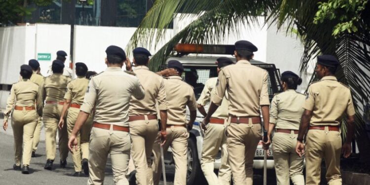 मोठी बातमी ! बीड पोलीस ॲक्शन मोडवर, मुंडेंवर लावला 1981 चा कायदा, गावगुंडांना भरली धडकी ; पोलीस अधीक्षक व जिल्हाधिकाऱ्यांच्या संयुक्त कारवाईने बीड जिल्ह्यात खळबळ