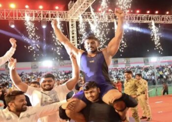 अभिमानास्पद ! माढा तालुक्यातील बेंबळेचा वेताळ शेळके महाराष्ट्र केसरीचा मानकरी ; मोलमजुरी करणारे गरीब कुटुंब, घरात टीव्ही नसल्याने वेताळच्या आईने दुसऱ्यांच्या घरातील टीव्हीवर पाहिला लेकाचा विजय