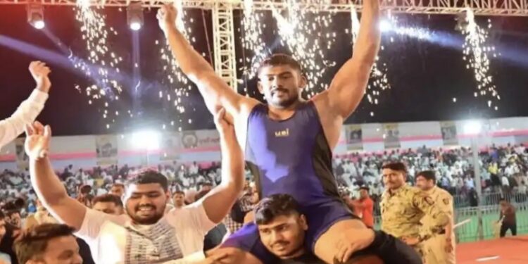 अभिमानास्पद ! माढा तालुक्यातील बेंबळेचा वेताळ शेळके महाराष्ट्र केसरीचा मानकरी ; मोलमजुरी करणारे गरीब कुटुंब, घरात टीव्ही नसल्याने वेताळच्या आईने दुसऱ्यांच्या घरातील टीव्हीवर पाहिला लेकाचा विजय