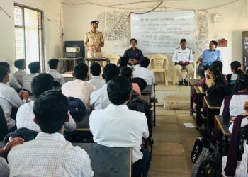 वाहनाचा वेग कमी ठेवून रस्त्यावरील अपघात टाळा : पोलीस उपनिरीक्षक नागेश बनकर ; मंगळवेढा येथील श्री संत दामाजी महाविद्यालयात अनोखा उपक्रम