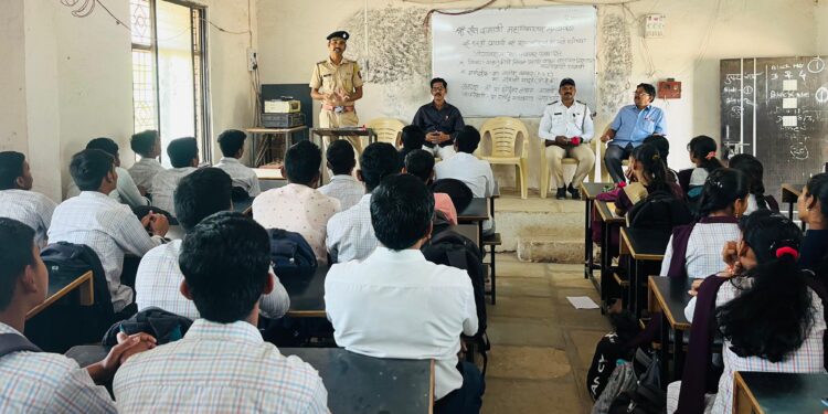 वाहनाचा वेग कमी ठेवून रस्त्यावरील अपघात टाळा : पोलीस उपनिरीक्षक नागेश बनकर ; मंगळवेढा येथील श्री संत दामाजी महाविद्यालयात अनोखा उपक्रम