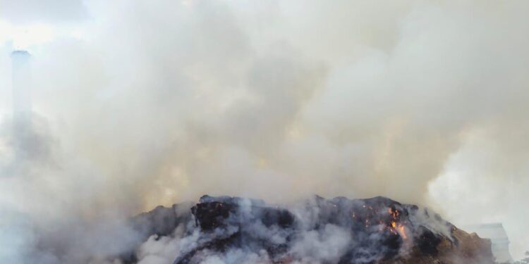 मोठी बातमी ! मंगळवेढा तालुक्यातील नंदुर येथील आवताडे शुगरच्या बगॅसला भीषण आग ; 5000 मे टन बगॅस जळून खाक, अंदाजे 2 कोटींचे नुकसान