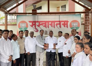 मंगळवेढा तालुक्यातील आरोग्य कर्मचाऱ्यांचा बायोमेट्रिक व फेस रीडिंग नुसार वेतन प्रणालीला विरोध ; आमदार समाधान आवताडे यांची भेट घेत दिले मागण्यांचे निवेदन