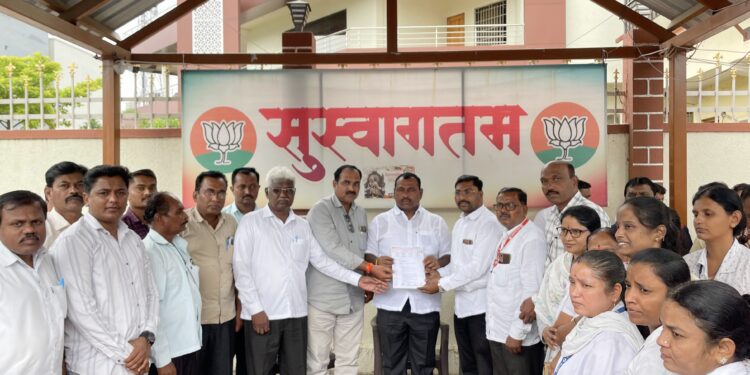 मंगळवेढा तालुक्यातील आरोग्य कर्मचाऱ्यांचा बायोमेट्रिक व फेस रीडिंग नुसार वेतन प्रणालीला विरोध ; आमदार समाधान आवताडे यांची भेट घेत दिले मागण्यांचे निवेदन