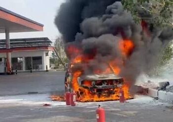 सोलापुरात उष्णतेची दाहकता ! राष्ट्रवादीच्या आमदाराची आलिशान गाडी पेट्रोल पंपावरच पेटली, चालकाच्या प्रसंगावधानामुळे मोठी दुर्घटना टळली ; आमदार पुत्र थोडक्यात बचावले