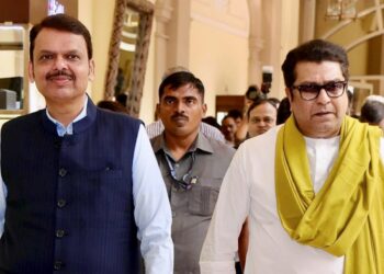 मोठी बातमी ! मुख्यमंत्री देवेंद्र फडणवीस यांनी ठाकरे बंधूंच्या एकत्रीकरणाचा गेम फसवला ; मनसे प्रमुख राज ठाकरेंची घेतली अचानक भेट, शिवसेना मनसे युतीला ब्रेक?