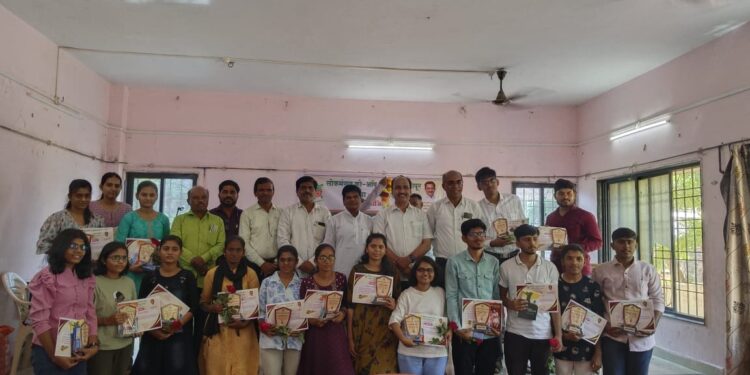 आमदार सुभाषबापूंनी सामाजिक वसा जपला : दत्तात्रय जमदाडे, लोकमंगल बँकेच्यावतीने मंगळवेढा येथे गुणवंत विद्यार्थ्यांचा गौरव