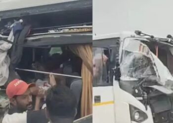 मोठी बातमी ! सोलापूर अक्कलकोट मार्गावर ट्रक आणि ट्रॅव्हल्स बसचा भीषण अपघात ; दोघांचा जागीच मृत्यू तर जवळपास 15 जण जखमी, जखमींमध्ये लहान मुलांचाही समावेश