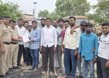 माजी मंत्री बच्चू कडू यांच्या अन्नत्याग आंदोलनाच्या समर्थनार्थ व शेतकरी आणि दिव्यांगांच्या विविध प्रश्नांसाठी डोणज येथे प्रहार जनशक्ती पक्षाचे रास्ता रोको आंदोलन