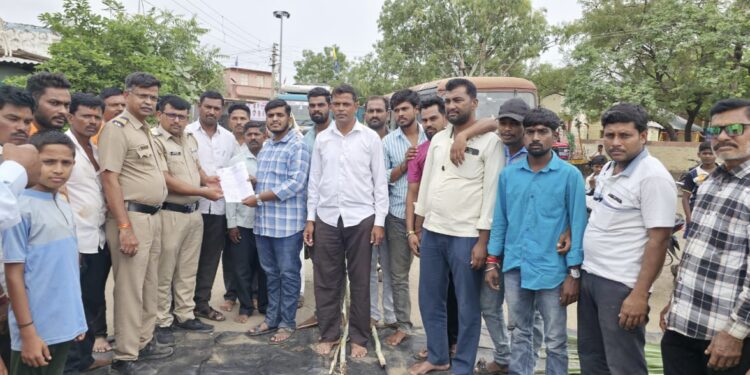 माजी मंत्री बच्चू कडू यांच्या अन्नत्याग आंदोलनाच्या समर्थनार्थ व शेतकरी आणि दिव्यांगांच्या विविध प्रश्नांसाठी डोणज येथे प्रहार जनशक्ती पक्षाचे रास्ता रोको आंदोलन