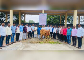 सांगण्याजोगे ! वारी परिवारामुळे मंगळवेढा स्मशानभूमी ठरतेय परिवर्तनाची नांदी ; स्मशानभूमीत राहणाऱ्या उप्पेवाड कुटूंबाला वारी परिवाराने दिली गीर गाय भेट