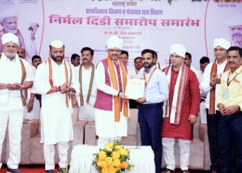 पालकमंत्री जयकुमार गोरे यांच्या मनाचा मोठेपणा ; सोलापूरचे जिल्हाधिकारी व जिल्हा परिषदेच्या मुख्य कार्यकारी अधिकाऱ्यांचा मुख्यमंत्र्यांच्या हस्ते सन्मान, आषाढी यात्रेतील उत्कृष्ठ कामाचा झाला गौरव