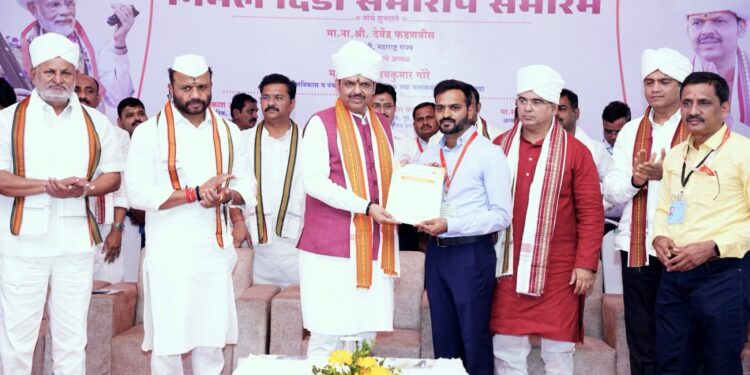 पालकमंत्री जयकुमार गोरे यांच्या मनाचा मोठेपणा ; सोलापूरचे जिल्हाधिकारी व जिल्हा परिषदेच्या मुख्य कार्यकारी अधिकाऱ्यांचा मुख्यमंत्र्यांच्या हस्ते सन्मान, आषाढी यात्रेतील उत्कृष्ठ कामाचा झाला गौरव