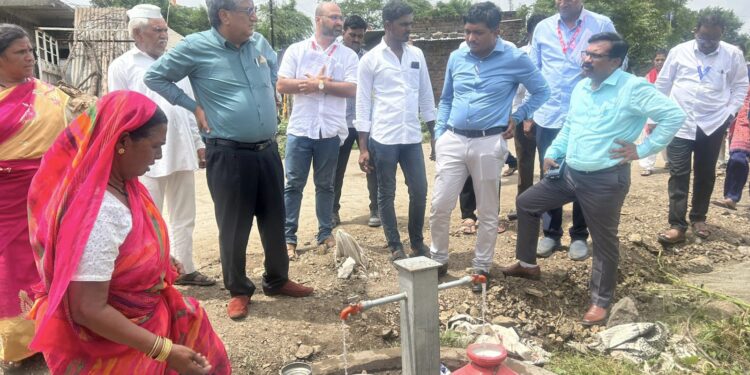 केंद्रीय पथकाकडून जलजीवन मिशनच्या बीबीदारफळ मधील कामांची पाहणी, गावस्तरीय पाणी व स्वच्छता समिती बळकट करा : शिष्यपाल सेठी