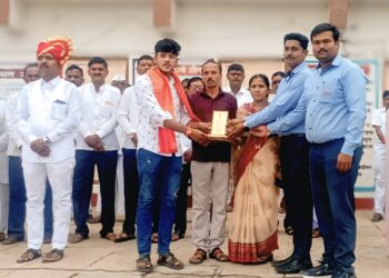 अनिलभाऊ इंगवले यांच्या नेतृत्वातील एलकेपी मल्टीस्टेट व सूर्योदय परिवाराच्या वतीने स्वातंत्र्यदिनी 300 शाळांमधील 1800 विद्यार्थी व 8500 शिक्षकांचा एकाच वेळी सन्मान ; 1 लाख 17 हजार विद्यार्थ्यांशी संवाद साधत जपली सामाजिक बांधिलकी